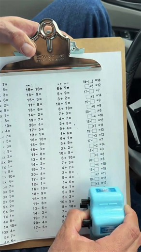 Si enseñas matemáticas en la escuela o en casa, i esto supone yn cambio radical! El rodillo de sellos «Four & One» para profesores de matemáticas hace que el aprendizaje sea práctico, visual y, de verdad, divertido. Simplemente desliza el rodillo para estampar ejercicios. numéricos nítidos en cuestión de segundos: es perfecto para hojas de trabajo, tareas escolares o para practicar rápidamente sin tener que escribirlo todo a mano. A los profesores les encanta porque les ahorra tiempo, y a los pa