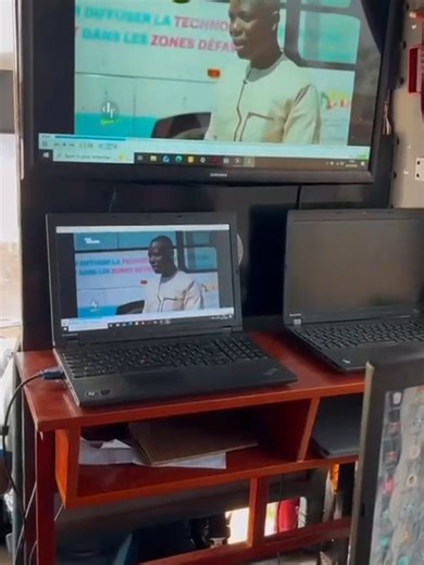 BloBus, le bus numérique qui vient à vous ! 🚐✨ À son bord, les écoliers et jeunes collégiens des cinq communes du Plateau ont découvert l'outil informatique et ont été initiés aux métiers du numérique de manière ludique. Nous remercions le Laboratoire @Blolab Bénin, porteur de ce projet d'avenir qui a accepté de mettre cette innovation au service de l'éducation et de la culture, à l'occasion du Festival ÀṢÀ Jazz Baba. #MaCultureMonIdentité #AsaJazzBaba #Festival2026 #Partenaire #Plateau