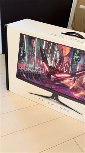 昨日の夜注文したモニターがもう届いた。Alienware 27 ゲーミング モニター - AW2723DF