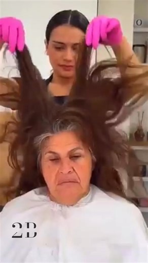 She came in expecting a small change… But the mirror told a completely different story. Hair. Makeup. Outfit. Total transformation. Her reaction says everything 😱 👉 Watch the full reveal in the comments below 👇👇👇 | Dara Drama