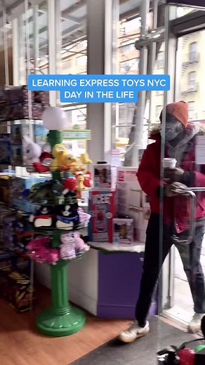 Behind the scenes 😎 #learningexpresstoys #fidgettoys #dayinthelife #fidgetfriends