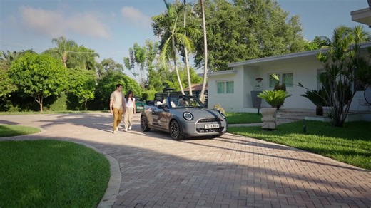 Noul MINI Cabriolet - în Gri Copper - este sinonim cu distracția, așa că reunește-ți echipajul și porniți la drum. ☀️ 🌊 Emoția este garantată în aventura ta, cu: ✅ Pasiune: accelerează de la 0 la 100 km/h în doar 6,6 secunde și este decapotabil. ✅ Confort: spațiu suficient pentru ca până la patru prieteni să călătorească confortabil pe scaune premium. ✅ Soare: vă bucurați de aer - acoperișul se strânge automat în doar 18 secunde și lasă soarele să acompanieze călătoria. ✅ Sentiment go-kart: exp