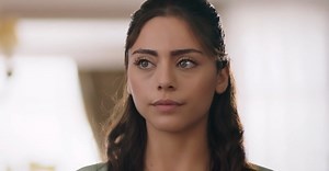 „Emanet” odcinek 52. Przyjaciele Alego wyczuwają fałsz w śpiewce Begüm. Zuhal i İkbal „proszą” Seher o bycie kuchtą! [STRESZCZENIE ODCINKA]