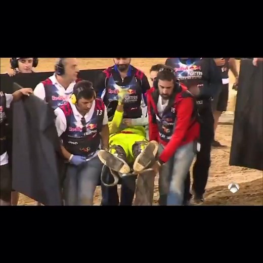 - Por que yo ? Por que haces esto por mi ? Por que eres una buena persona, Incluso cuando crees que nadie te esta mirando. GRACIAS A DIOS Mi vida es un sueño que que jamás quiero despertar , aquel día 7/07/2017 sucedieron cosas que pasarán a la historia .... 📚 Cuando salí a realizar mi primer salto opté por el doble backflip casero sintiendo la energía del público. Misteriosamente al caer desconecté y fue cuando no supe donde estaba. Inconsciente en el suelo Desde que impacte en la tierra con m