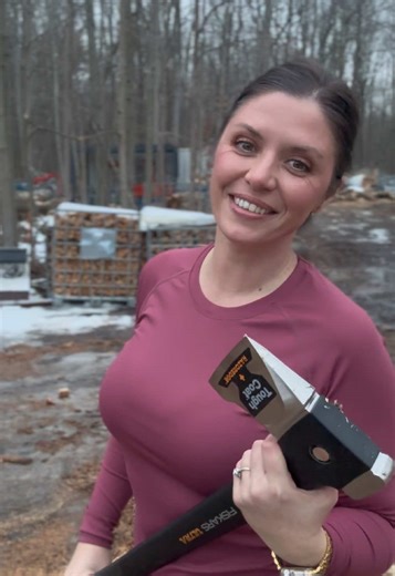Testing out the brand new Fiskars Ultra Splitting Axe U32! What do you think? #hardworkingwoman #firewood #fiskars #axe