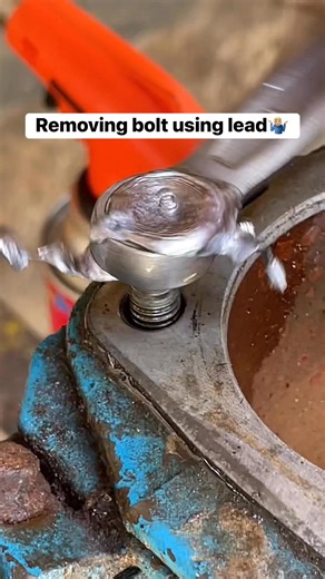 Broken bolt removal old school technique🤷🏼‍♂️ #fbreelsfypシ゚viralvideo #fbreelsfypシ゚viralシ #fypシ゚viralシ #fbviralreels #bossawin #mechanic #mechanic #trendingusa #trendingnow #fblifestyle | Boss Awin