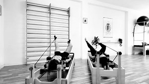 Reformer Frog 🐸 performed by ATELIER PILATES Teachers Pilates Trainer Roberta Prestia & Pilates LifeStyle by Serena Alvaro | ATELIER PILATES