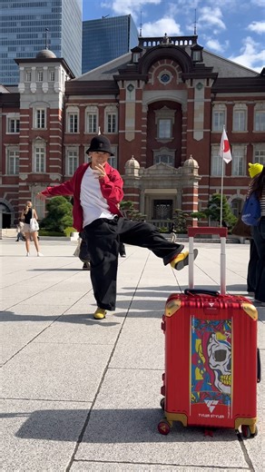 勇太(YUTA) on Instagram: "💀TYLER STYLER🕺 . . . 世界初の原色アートをまとったアルミスーツケースが誕生しました❤️‍🔥 独自のデュアルカラーリング技術で、 アルミなのにここまで鮮やかに発色✨ 限定300個。 同じデザインの再販はなし。 世界で300人だけが持てる“アートピース” 機内持ち込みOKで36L収納。 25%軽量化されたアルミボディは、 100kgの重さにも耐えるタフな作り。 防水だから旅先でも安心。 “虎”と“スカル”、 どちらも縁起が良い。いい旅になること間違いナシ⚡️ ブランドのコンセプトは BeYou. 発売記念の特別キャンペーンも開催中🤘 👉 公式アカウント（ @tyler_styler_official ）をチェック😎 #PR #タイラースタイラー #TylerStyler #スーツケース #アルミスーツケース #勇太 #yuta"