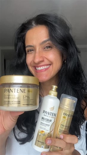 Daly Barbosa | Mentora de Definição Muscular on Instagram: "Primeira experiência com a linha Pantene Molecular Bond Repair ✨ Meu cabelo vinha de uma rotina intensa (treino, suor, lavagens frequentes) e isso impacta direto na força e no toque dos fios. Logo no primeiro uso, já deu pra sentir diferença na maciez, no desembaraço e no alinhamento do cabelo. Usei a máscara intensa pré e pós-shampoo, o tratamento leave-in concentrado e finalizei com o creme para pentear, e o cabelo respondeu desde a a