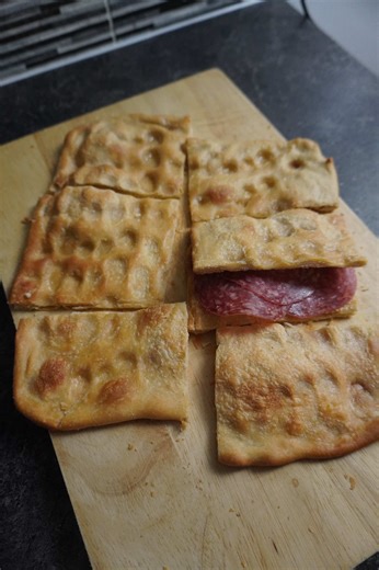 Recipe and cost ⤵️ It really doesn’t get much easier than this home made focaccia! No need for super long rest times, just mix everything together and cook until you get your crispy focaccia! You can have this with chacuterie, olives, cheese, whatever you want! The sky is your limit! Cost per tray: ~£1.30 Ingredients for 1 tray of focaccia: - 250g Strong Flour 🌾 - 130g Water, Warm 💦 - 25g Extra Virgin Olive Oil 🫒 - 3g Dried yeast or 7.5g fresh yeast 🍺 - 5g Salt 🧂 For the brine: - 40g Extra 