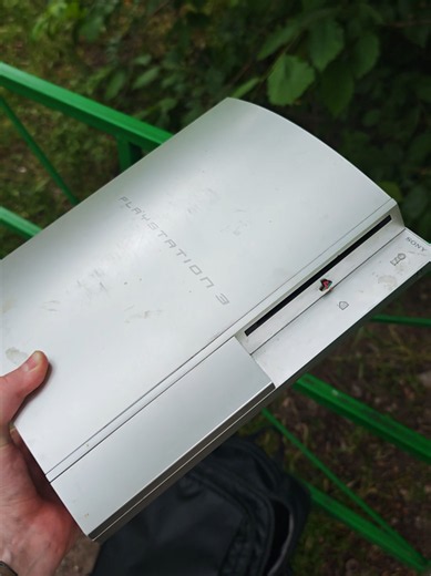 #playstation PlayStation 3 Fat Silver (Satin Silver) — редкая японская версия легендарной PS3 Fat в стильном серебристом цвете. Модель CECHL00, выпускалась только для японского рынка, поэтому считается настоящей находкой для коллекционеров. Несмотря на возраст, это одна из самых надёжных Fat-версий благодаря обновлённому железу и улучшенному охлаждению. Не просто консоль — а часть истории PlayStation 3