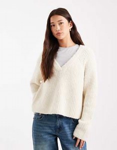 Vero Moda soft fluffy knit v-neck jumper in cream | ASOS