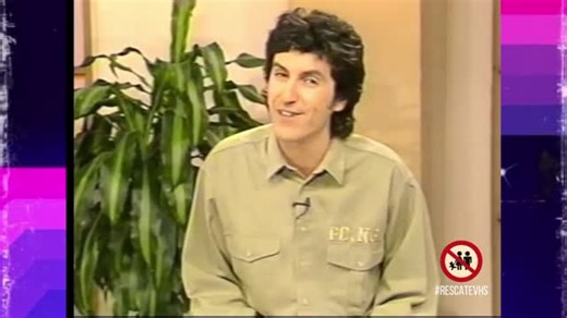 Placas TV Uruguay on Instagram: "En 1991 hubo un segmento de "Plop!" llamado "Los más divertidos videos uruguayos". El concurso conducido por Daniel Figares, premiaba a los concursantes con un viaje, una cámara de video o integrar el staff del programa. Este último premio le permitió a @ddelgrossi ingresar al staff del programa y permanecer hasta el final del ciclo. Enorme #RESCATEVHS gracias a @christianfont en #placastvuruguay #MirandoLaTele"