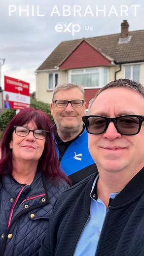 Keys handed over and smiles all around on Hilltop Road, Wainscott! 😄 Garry and Denise, thank you for trusting me with your sale (and the chocolates!). 🍫 Wishing you sunny days in your new seaside escape! ☀️ Thinking of selling in Wainscott? Let’s chat! 07778 703 438 📱 #Wainscott #KentLife #PropertyGoals #HappyMoving #EstateAgentLife #SellingHouses #Chocolates #NewAdventures #philabrahartestateagents #philabraharteXp | Phil Abrahart Personal Estate Agent