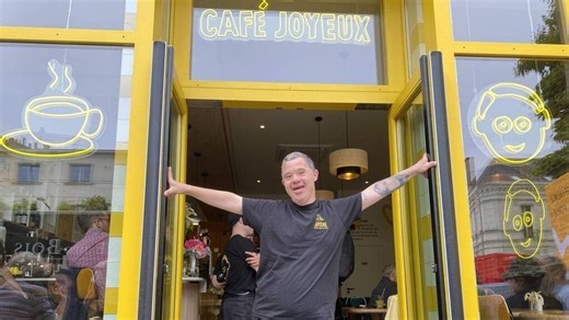 Du Café Joyeux à Un p’tit truc en plus, la nouvelle vie d’Arnaud, atteint de trisomie 21