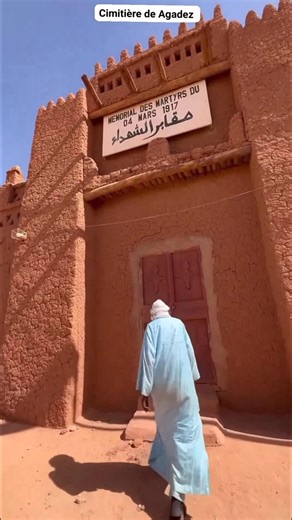 Cimitière de Timia, Agadez - Niger Cimetière de Timia, Agadez Niger Dans le silence du désert, les souvenirs reposent sous le sable.Ici, le temps s'arrête et le silence raconte l'histoire de ceux qui nous ont précédés. #africa #culture #sahel #life | Niger-info