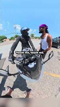 Biker confronts driver and it turns into road rage 😤 (via josue_rigoberto_91/ig)