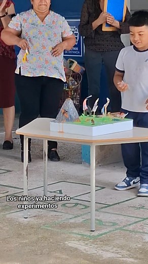 Los niños ya aprendiendo haciendo y conociendo los elementos. | Hugo Clavel