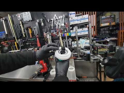 Rear shock absorber spring compressor