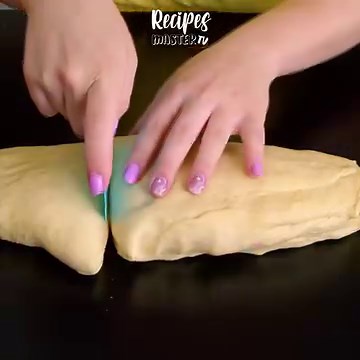 1 cup warm milk 7g dry yeast 2 eggs 3 tablespoons sugar 1 tablespoon margarine 2 tablespoons oil 1 teaspoon salt 4 and 1/2 cups unleavened flour Set aside a little more to knead the dough because you'll need it. | Recipes Master TV