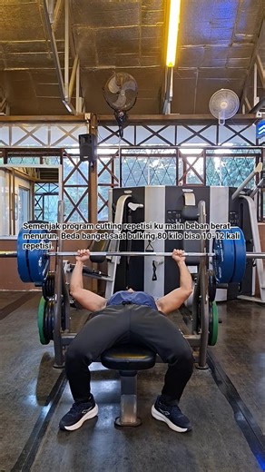 Latihan Otot Dada 80Kg + Berat Bar 20 Kg.