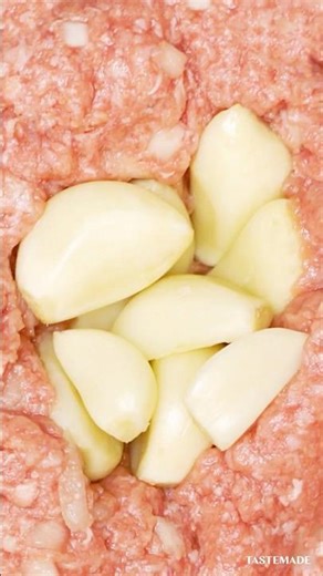 【禁断飯】にんにく丸ごと包んだハンバーグ😈 #shorts #にんにく#ハンバーグ