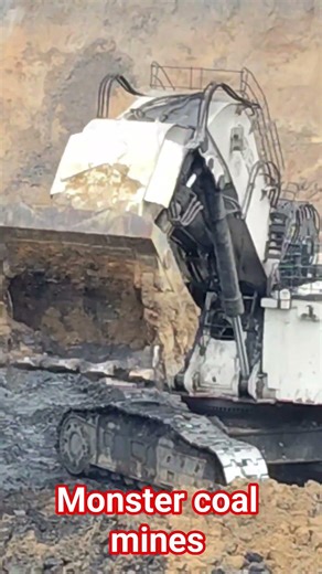 240 टन का डम्पर, फावड़े से सामान लोड कर रहा है और दुनिया का सबसे बड़ा फावड़ा इस्तेमाल कर रहा है।