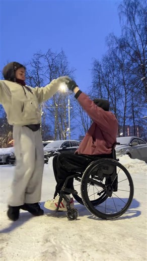 Все боты в тгк, ссылка в описании профиля🪽✨||*Вы выходите гулять, как обычно — снежный вечер, тихий двор и фонари, отражающиеся в белом снегу. Ты толкаешь коляску Энзо, а потом он перехватывает ободья колёс и останавливается, глядя на тебя с тем самым лукавым выражением.* — Потанцуем? — *будто без слов говорит его улыбка.* *Ты становишься перед ним и протягиваешь руку. Он принимает её, тёплой ладонью обхватывает твою, и вы начинаете двигаться вместе. Ты делаешь плавный шаг в сторону — он аккура