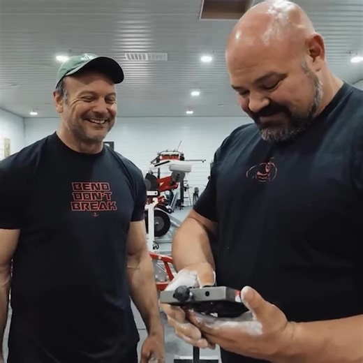 Insane grip strength from the legend 💪 #brianshaw #devonlarratt #armwrestling #armwrestler #fitness