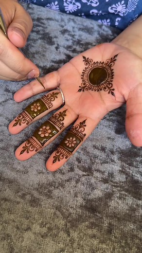 Give this simple mandala henna design idea a go- step by step finger design tutorial #hennadesignideas #hennadesignforgirls #easyhennadesignforbeginners #hennatok #learnhennadesign #mandalahenna #jugnihenna #perthhennaartist