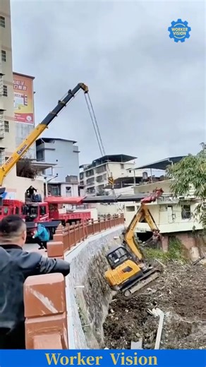 Excavator Lifting Fail Caught on Camera — One Wrong Move #wow #amazing