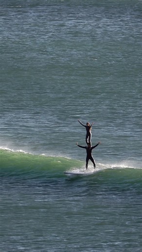Throwback to our very beginning ☺️ Heading back after our session this unexpected wave caught us by surprise - proof that the best moments happen when you least expect them! ♥️ #acrobatics #surfing #tandemsurfing #standingacro #WaterSports #oceanvibes | Tom and Nici