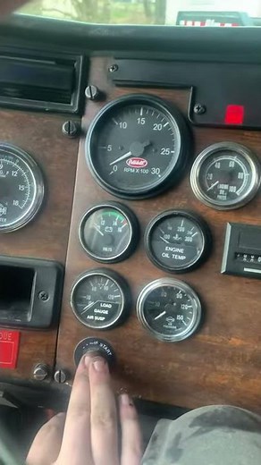 95 Pete 379 N14 straight piped cold start
