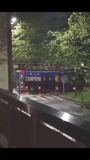 182K views · 2.4K reactions | 28.4.2024 Nella notte milanese ecco i due pullman scoperti che verranno usati domani per la parata dell'#Inter Campione d'Italia DoppioStellata ⚫️⭐️⭐️ | gianlucarossitv | Facebook