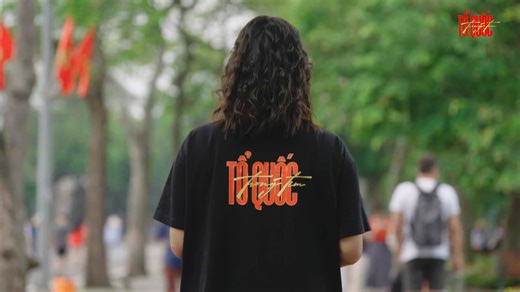 🇻🇳 RA MẮT BỘ SƯU TẬP MERCHANDISE “TỔ QUỐC TRONG TIM” ❤ Mỗi bước chân đi đều mang theo Tổ quốc trong tim ✨ Lấy cảm hứng từ chính con người, hoa văn, cảnh vật mang đậm tinh thần Việt Nam, bộ merchandise độc quyền của “Concert Quốc gia” TỔ QUỐC TRONG TIM đã chính thức ra đời. ✨ Mỗi thiết kế là một cách kể chuyện về quá khứ, về bản sắc Việt, nhưng được thể hiện bằng ngôn ngữ trẻ trung của thế hệ hôm nay, để mỗi người Việt Nam – dù ở đâu, dù ở lứa tuổi nào – vẫn có thể mang theo bên mình, trong từn