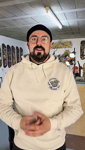 ✨ IDÉE CADEAU ✨ Période de fin d’année = l’occasion parfaite pour trouver l’idée-cadeau parfait qui fait vraiment la différence. Si tu veux offrir un cadeau spécial, un cadeau absolument unique et original, tu es au bon endroit. 40 artistes exposent en ce moment dans la salle d’exposition du musée, au cœur du The Disturb House Museum. Chaque pièce est une œuvre d’art à part entière : toutes les œuvres sont disponibles sur le site Internet (lien bio) et visibles directement ici. 🎁 Un cadeau qui 