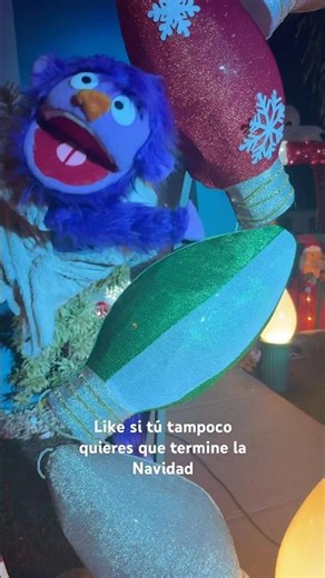 No quiere que se vaya la Navidad 🎄😭 #titeres #navidad #humor