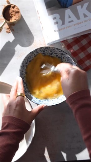 This is a Paul Hollywood approved chocolate fudge cake recipe. Cos it’s his recipe! #selfhandshake
