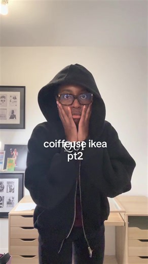 partie deux de ma coiffeuse @IKEA France vous me croyez si je vous dis que ça a tenu 3 jours avant de se casser 😬 j’ai fait des trous trop gros :( avoir la coiffeuse ikea est hyper cardio