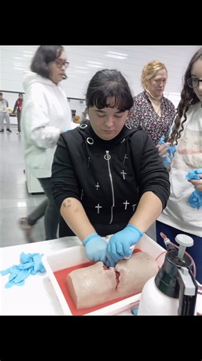 IESO. VÍA DALMACIA on Instagram: "El alumando de ciclo de grado medio y FP básica, junto a sus profesores, recibieron un taller de primeros auxilios de la mano de los Técnicos de Emergencias Sanitarias Sebastián Luis Zoccolo y Luis Porras. El alumnado acudió a una charla y un taller práctico en el que afianzaron conceptos y pusieron en práctica la colocación en la Posición Lateral de Seguridad, Maniobra de Heimlich, Reanimación Cardiopulmonar, Taponamiento de heridas y aplicación de torniquetes.