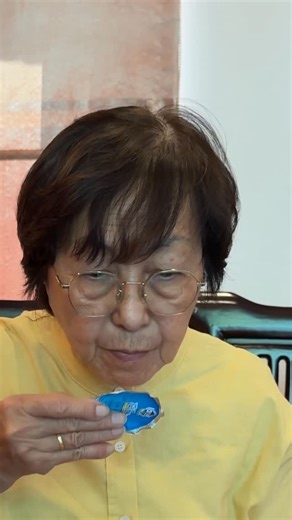 马来阿嬷 & Siginna张小子 Alvin Teo Khai Ming on Instagram: "当我刚拿花红🧧….. 😉 这一年希望ahma可以有时间take a break 身体健健康康 然后我就像拿到KitKat Prosperity Horse礼盒的隐藏款一样 马到成功🐎 你们也赶快去买 因为轻松时刻一定要来一口Kit Kat🍫 @kitkatmalaysia #马来阿嬷 #张小子 #搞笑视频 #KITKATMalaysia #HaveABreakHaveAKITKAT"