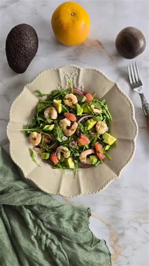 {-RECETTE ÉQUILIBRÉE 🌱 ÉPISODE N°5-} Salade fraicheur crevettes avocat pamplemousse Une salade tout en fraîcheur, sucrée-salée et pleine de saveur grâce à la vinaigrette à base de fruit de la passion et de pâte de curry vert. 🔗 Abonne-toi pour plus de recettes saines et faciles. 📝 Ingrédients pour 2 assiettes : - 200g de crevettes roses précuites - de la mâche - 1 oignon rouge - 1 pamplemousse rose (détaillez les suprêmes, moi j'ai pas pris le temps, j'y suis allé comme une bourrine 😁) - 1 a