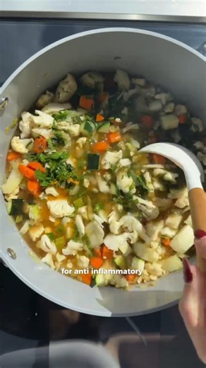 STOP feeling bloated and make this DEBLOAT DETOX VEGGIE SOUP instead. I'll post the recipe in the comments below shortly... like & follow for more 💕 #soupseason #souplover #souprecipes #soup #veggiesoup #vegetablesoup #debloat #healthtips | HealthyGirl Kitchen