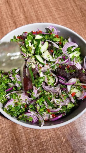 Here’s another simple and delicious salad that will make you smile 👌🏾 Ingredients • Beef suya • Cucumber • Red onion • Habanero soaked in vinegar • Fresh garlic • Fresh parsley • Black pepper • Salt • Olive oil • Fresh lemon juice Toss everything together and enjoy! 😉 You must like salad, if you’re following chef Happy , if you’re new here, you’re welcome ❤️ #salad #food #explore