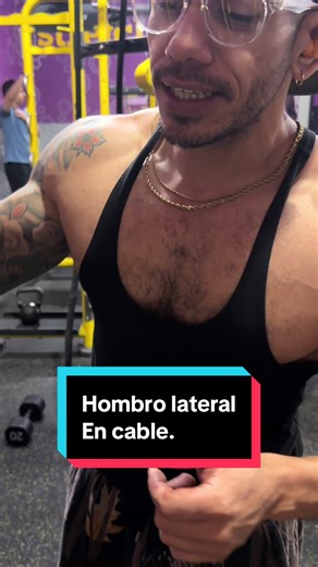 Alt. Para deltoide “Hombro” lateral! De utilizar el cable esta variacion provee estabilidad. #gymtok #fitness #hombros #backday #espalda