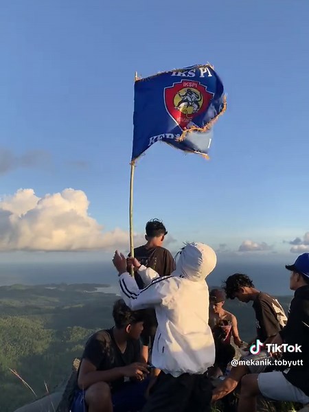 Menikmati Sunset Indah dari Gunung