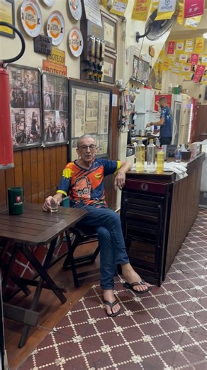 6.8K views · 1.5K reactions | Muitos clientes perguntam qual o time de coração do seu Abilio ??? Tá aí a resposta 藍 Esse Abilio é sem palavras… Brincadeiras a parte, conta pra gente aí qual o time que mora no seu ♥️ #bardoabilio #futebol #timedefutebol #torcida #botecoraiz #contandohistorias #enchemeucopo #timedocoração | Bar do Abilio | Facebook