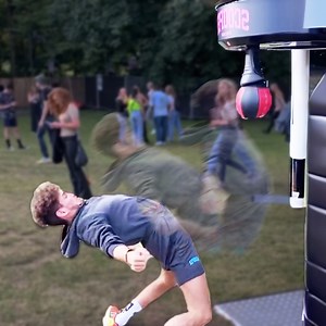 The right way to hit a boxing machine 😅 | Fight Source