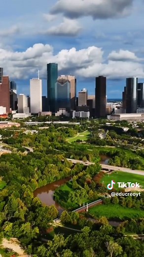 🌆 Houston, Texas 🇺🇸 es mucho más que una gran ciudad: es un importante centro de energía, comercio, medicina, tecnología y exploración espacial. 🚀 Ubicada cerca del Golfo de México, su historia está estrechamente ligada al petróleo, al desarrollo industrial y a la NASA. Hoy es una de las grandes metrópolis de Estados Unidos y una ciudad clave para entender el crecimiento económico y tecnológico del país. 🌎 Descubre más ciudades del mundo en EduCreo. 📚 ¿Quieres aprender inglés? Busca los cu