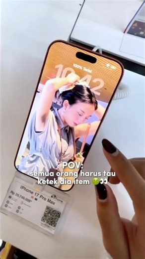 Definisi temen nggak ada akhlak!😭 Bisa2nya foto aib ketiak gelap dijadiin wallpaper HP display toko